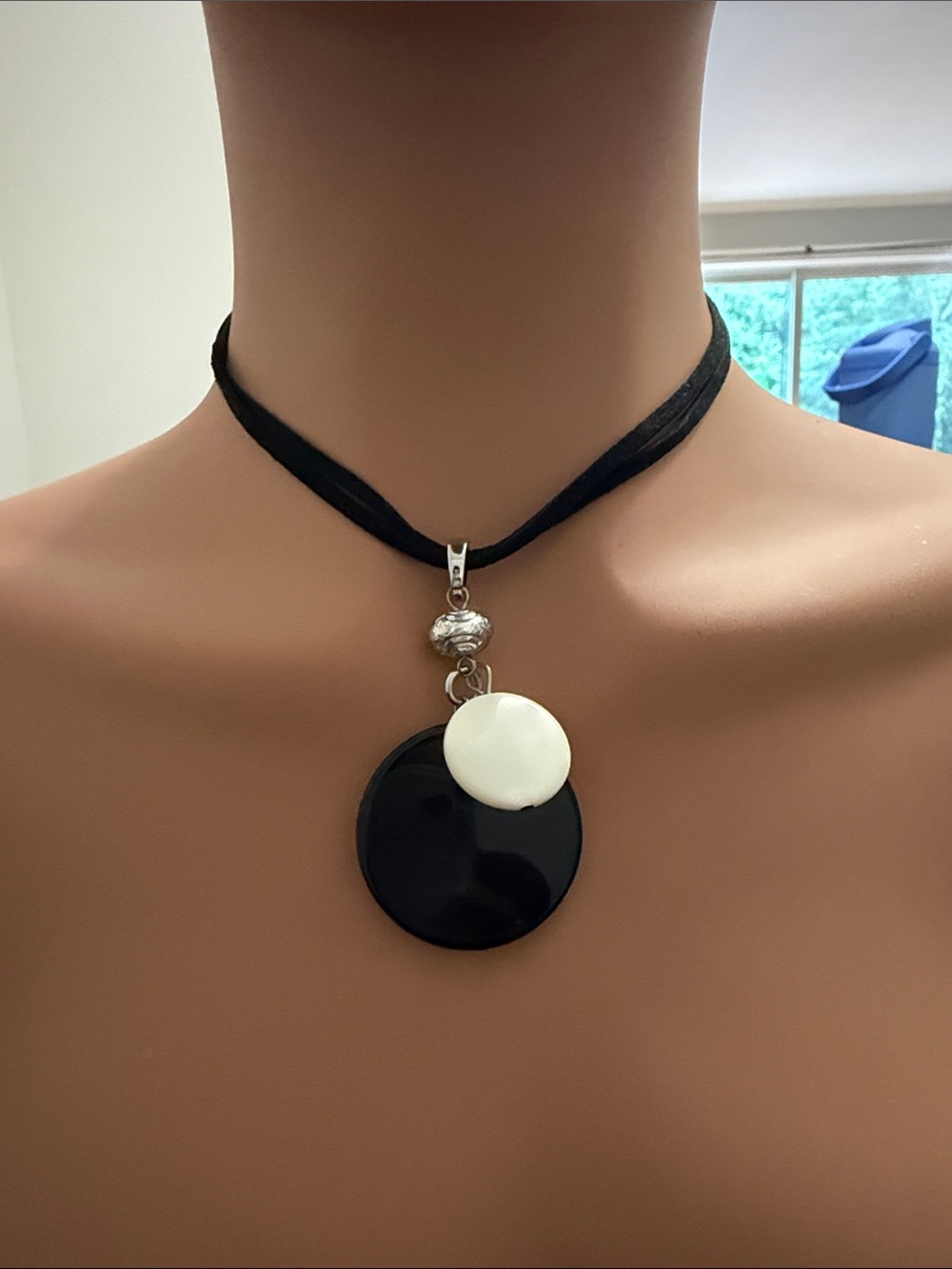 Source Unknown Black and White Disc Pendant Choker Necklace